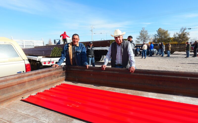Impulsa Arturo Zubía apoyo a vivienda en Camargo; 290 hogares reciben láminas y polines