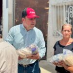 Memo Ramírez mantiene recorridos en colonias de Parral; entrega apoyos alimentarios en Loma Linda
