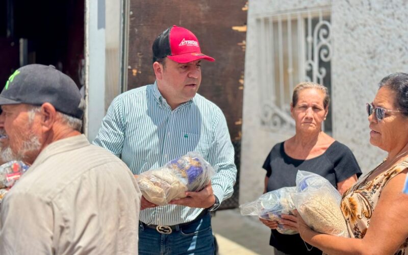 Memo Ramírez mantiene recorridos en colonias de Parral; entrega apoyos alimentarios en Loma Linda