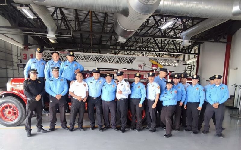 Se jubila bombero tras 22 años de servicio en Ciudad Juárez; recibe emotivo homenaje de sus compañeros
