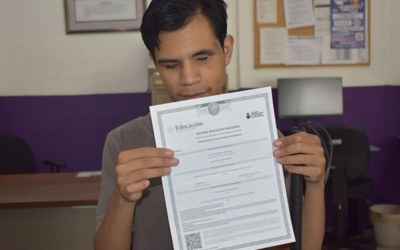 Concluye joven con discapacidad visual la secundaria a través del ICHEA con promedio de 9.0