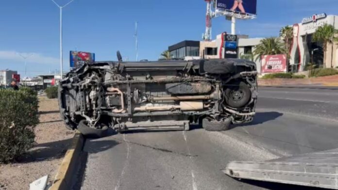 Vuelca camioneta en el Periférico de la Juventud; conductor resulta ileso