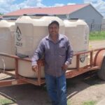Jaime Torres gestiona entrega de tinacos para familias de Basúchil y El Terrero