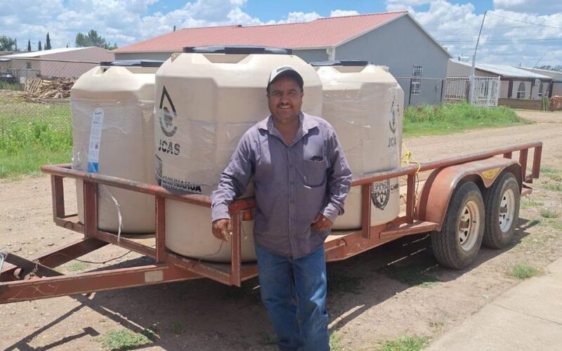 Jaime Torres gestiona entrega de tinacos para familias de Basúchil y El Terrero