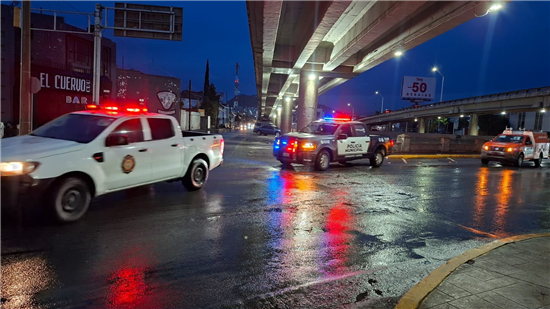 Activan operativo preventivo por lluvias; apoyan a automovilistas y retiran personas de zonas de riesgo