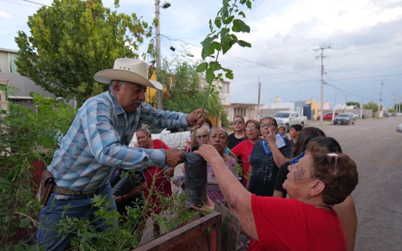 Entrega Arturo Zubía mil árboles y apoyos a familias de Camargo durante jornadas de reforestación
