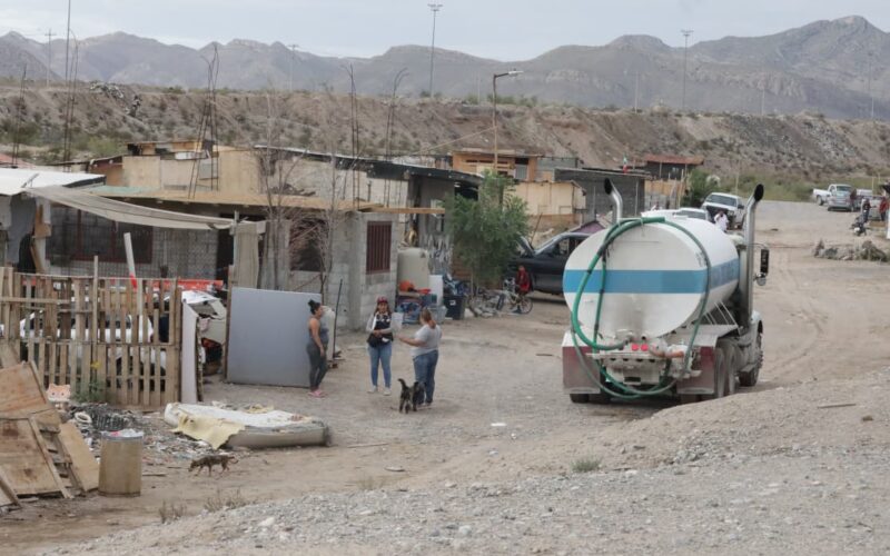 Lleva Gobierno Municipal suministro gratuito de agua a familias de Nueva Conquista