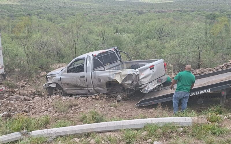 Conductor de tráiler huye tras provocar fuerte accidente en la carretera Chihuahua–Delicias