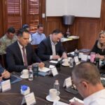 Maru Campos instruye reforzar atención y vigilancia en Cinco Llagas durante Mesa de Construcción de Paz