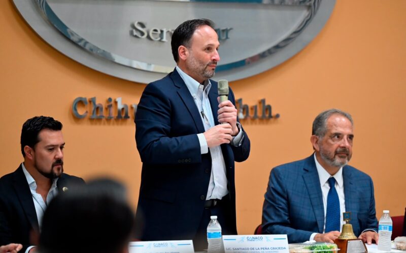 Santiago De la Peña presenta estrategia de movilidad ante CANACO Chihuahua