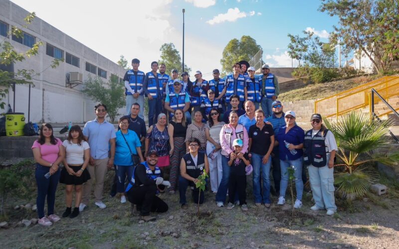 Realizan Manque Granados y Joss Vega jornada de limpieza y reforestación en escuela de El Saucito