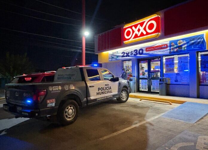 Asaltan con arma de fuego un Oxxo en la colonia Villa Juárez