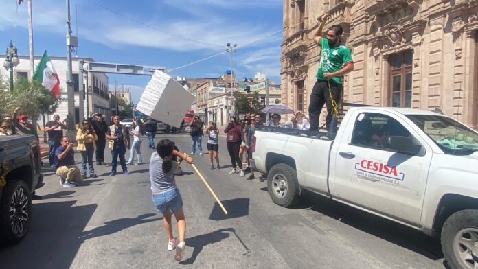 Protestan frente a Palacio de Gobierno por desabasto de agua; exigen salida del titular de la JCAS