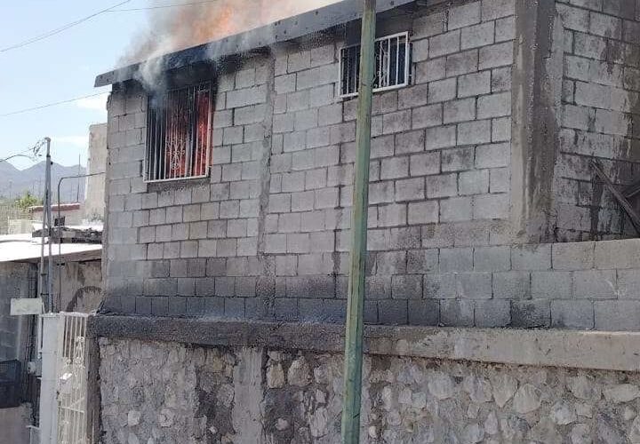 Detienen a pareja tras incendio de vivienda; ella fue acusada de provocar el fuego y él de violencia familiar