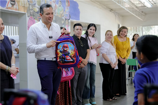 Entregan mochilas y útiles escolares a 200 niños de Granja Hogar